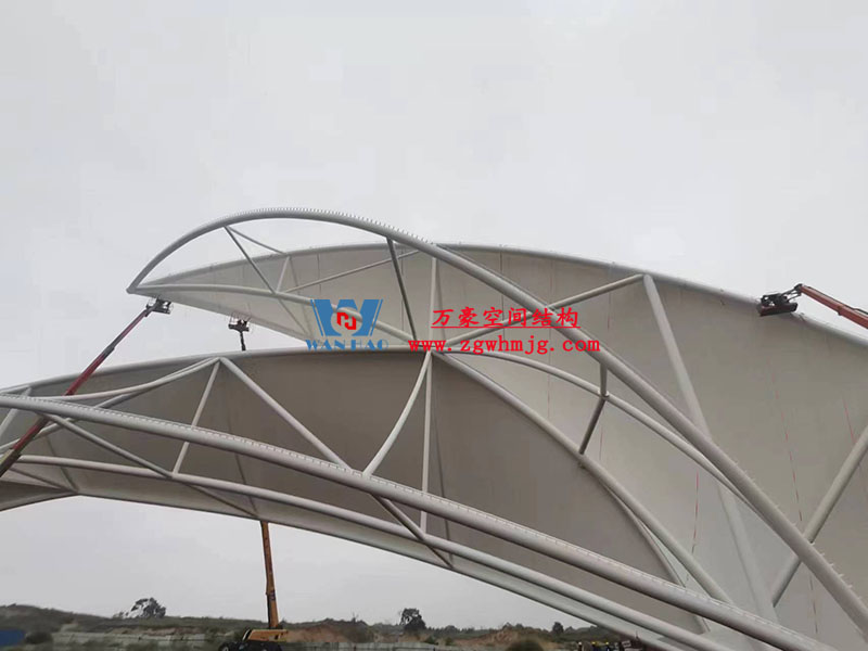 膜結(jié)構(gòu)大門出入口的優(yōu)勢特點 膜結(jié)構(gòu)大門出入口的優(yōu)勢特點