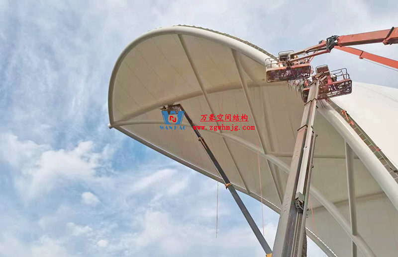 陜西定邊馬蓮灘沙漠公園鋼膜結構工程“奮力快跑”，工程“進度條”刷新了!