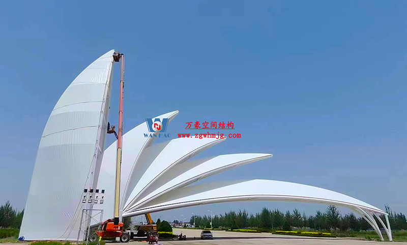 陜西定邊馬蓮灘沙漠公園鋼膜結構工程“奮力快跑”，工程“進度條”刷新了!