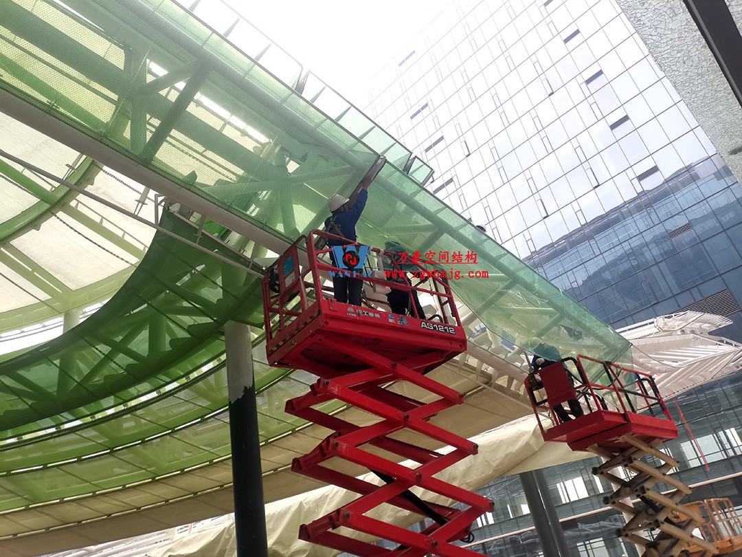 高效協(xié)作|勇于擔(dān)當(dāng)—杭州博多森谷ETFE氣枕連廊天幕項目最新施工進(jìn)展