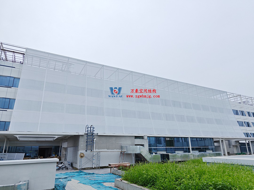 聚焦工程高質量建設，這個網格織物幕墻正在施工安裝中