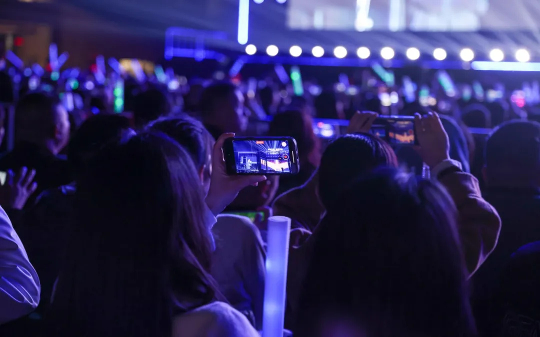 平陽體育中心群星演唱會！超萬人圍觀，現場火爆High唱！